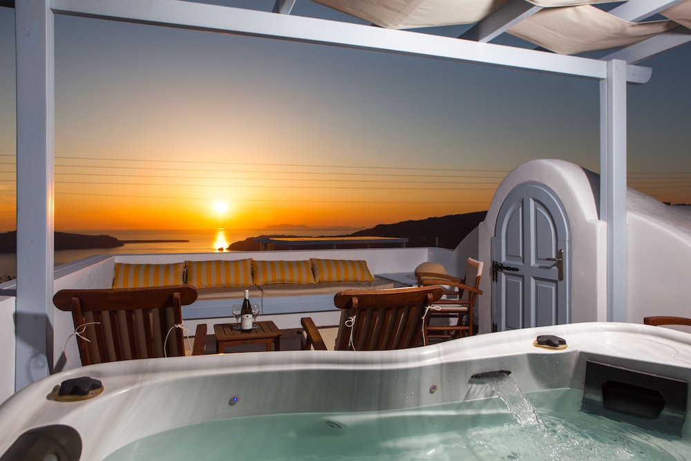 Luna Rossa - carbon neutral hotel in Fira