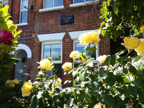 Large pretty holiday cottage by the sea sleeps 10 — 4-Star Luxury Hotel in Heacham, United Kingdom