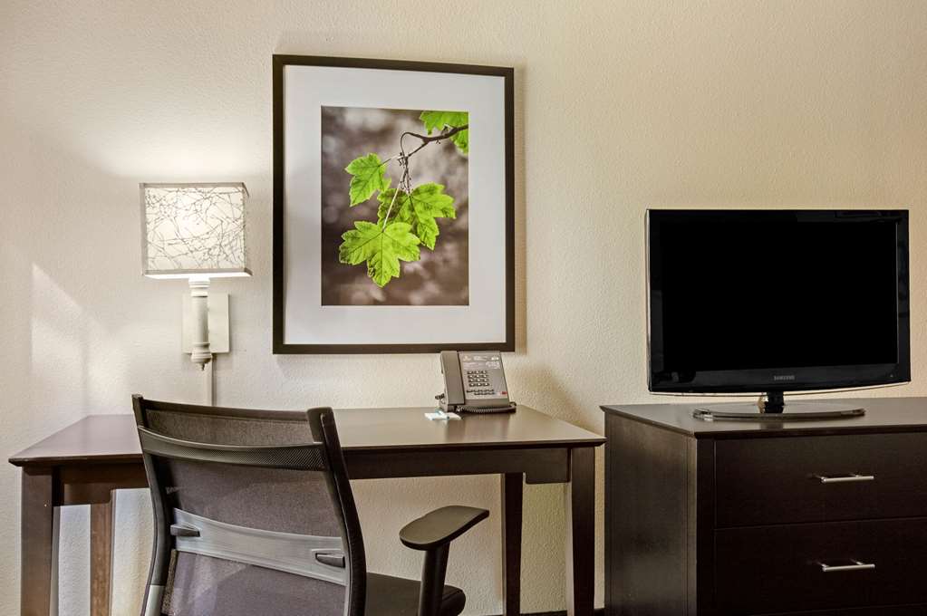La Quinta Inn & Suites by Wyndham Miami Airport East - photo 38