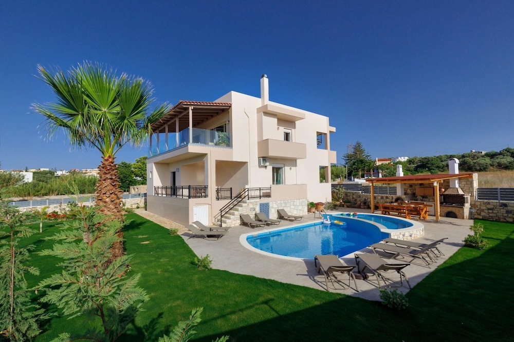 Stunning Villa Plumeria Rethymno — 4-Star Luxury Hotel in Rethymno, Greece