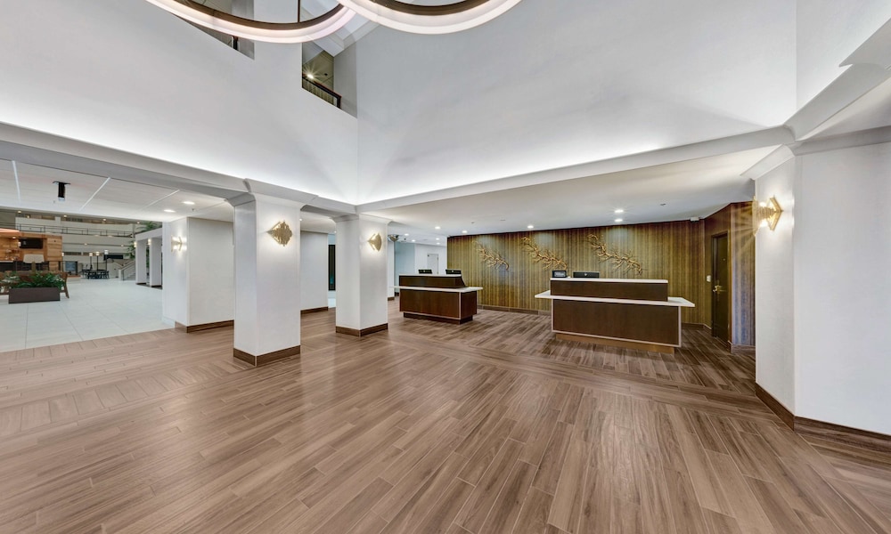 Embassy Suites by Hilton Milwaukee Brookfield - photo 3