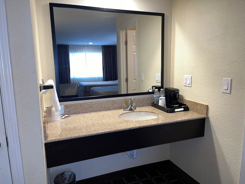 Oregon Trail Inn and Suites - photo 12