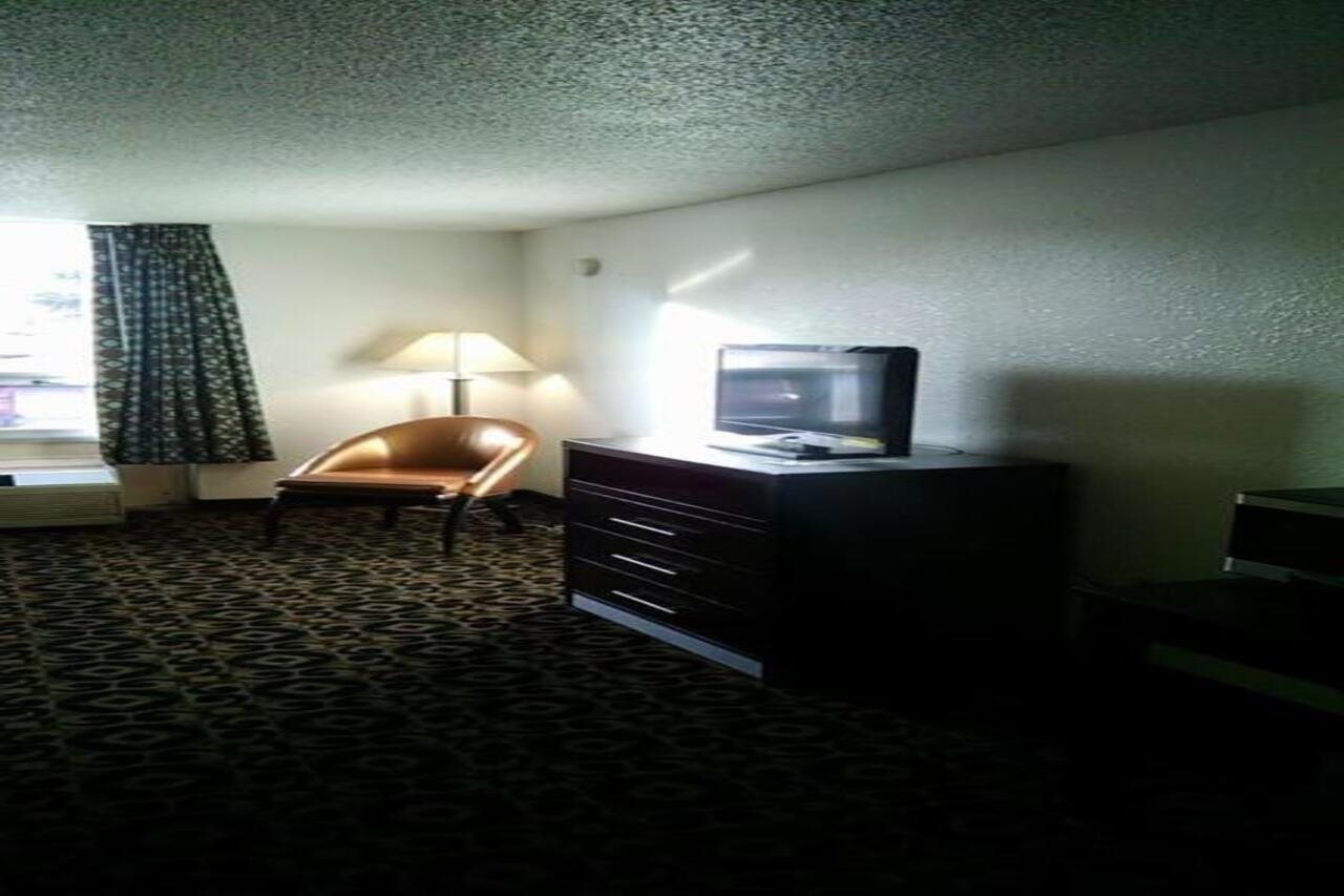 Kings Inn Torrington - photo 11