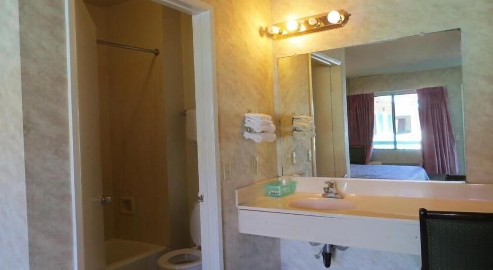 Bristol Motel - photo 18