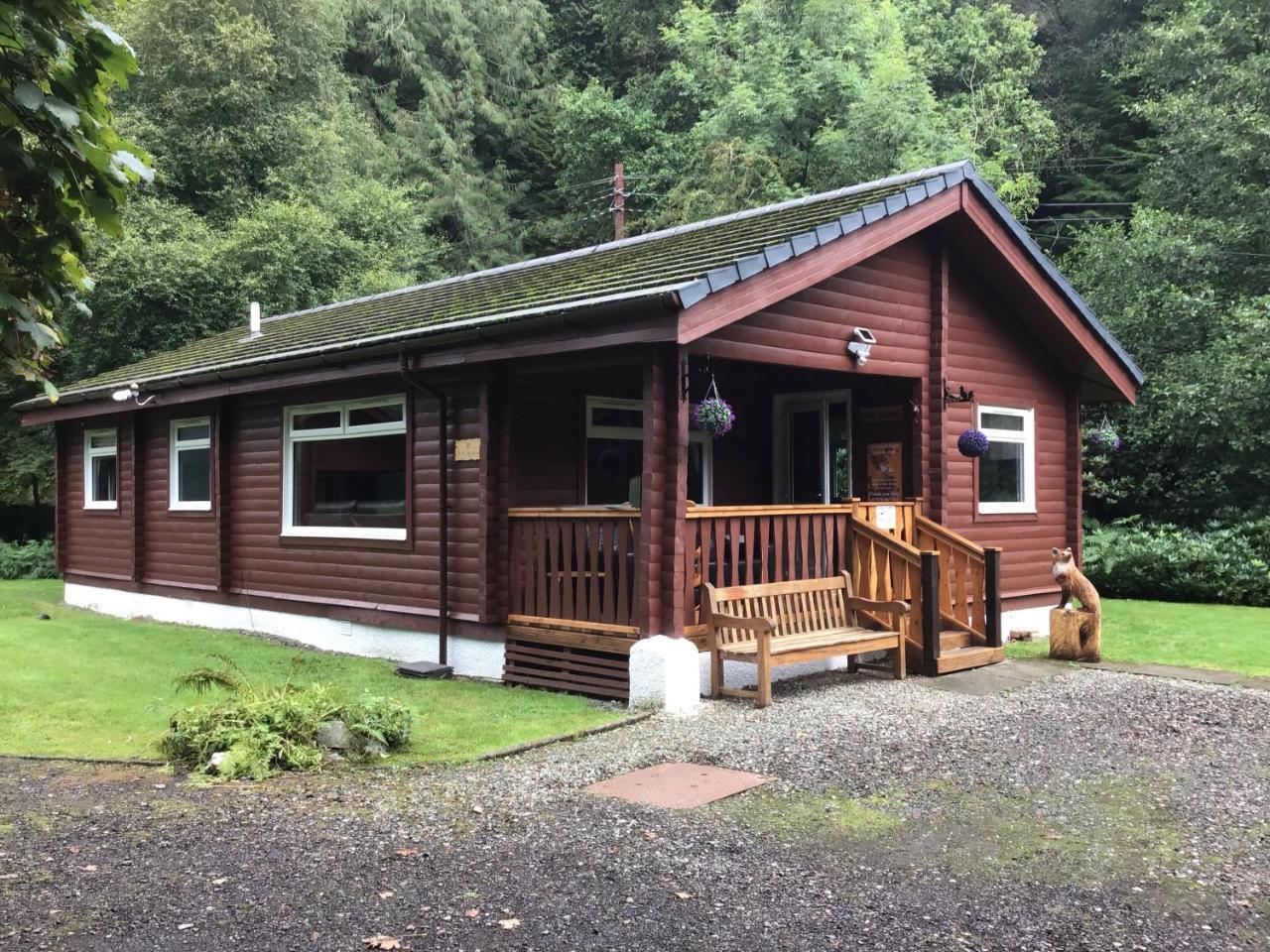 Fox Lodge Traditional Log Cabin — 4-Star Luxury Hotel in Dunoon, United Kingdom