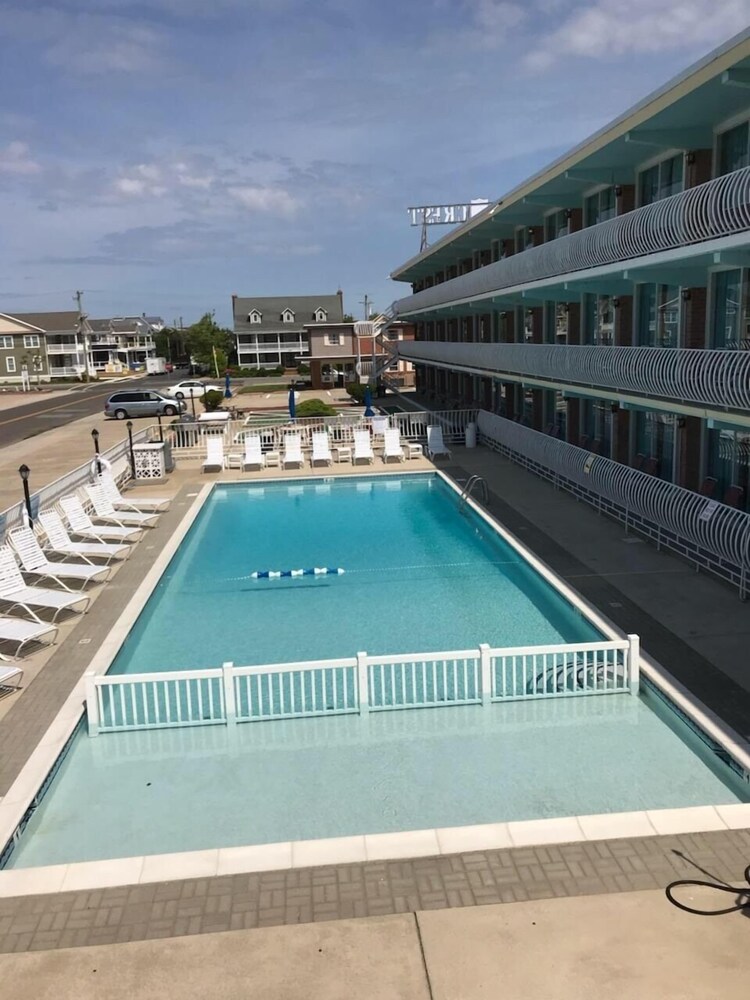 Gold Crest Motel - photo 23