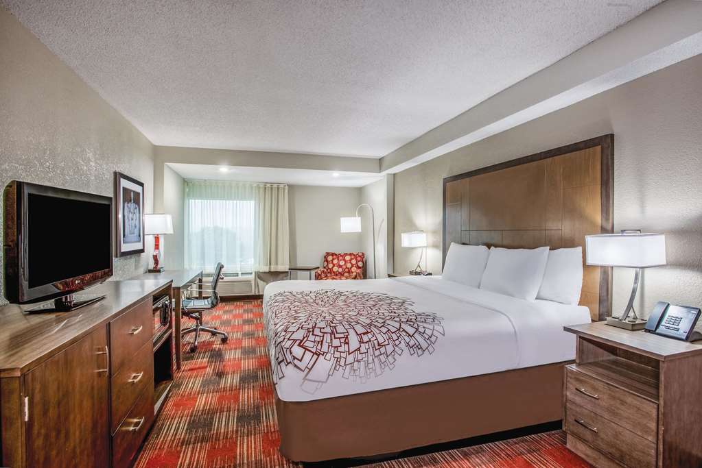 La Quinta Inn & Suites by Wyndham DC Metro Capital Beltway - photo 40