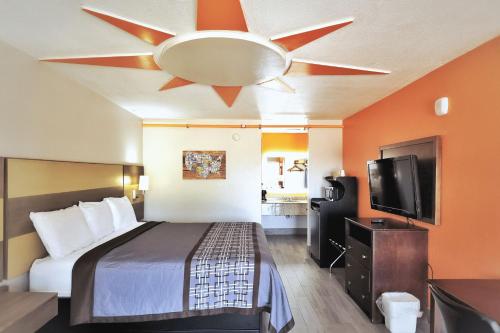 Scottish Inns & Suites Shenandoah Woodlands Mall - photo 11