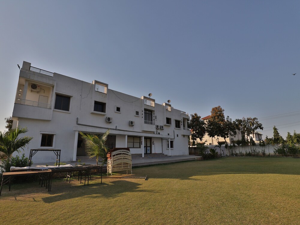 Oyo 11750 Hotel Starz in Gandhinagar, India