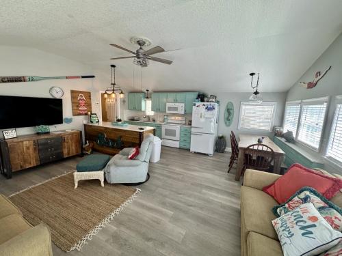 Ocean Lakes Close to Beach Golf Cart — 4-Star Luxury Hotel in Myrtle Beach, United States