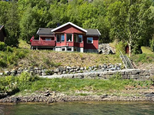 Cabin by Lenefjorden 50hp Boat and bed linen included — 4-Star Luxury Hotel in Lyngdal, Norway