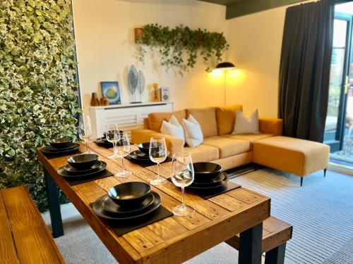 The Gallery Bournemouth Town Centre Beach 5 Minute Walk Superfast WiFi Outdoor Terrace Sleeps 6 Netflix Contractor Friendly Long Stay Rates Coffee Machine — 4-Star Luxury Hotel in Bournemouth, United Kingdom