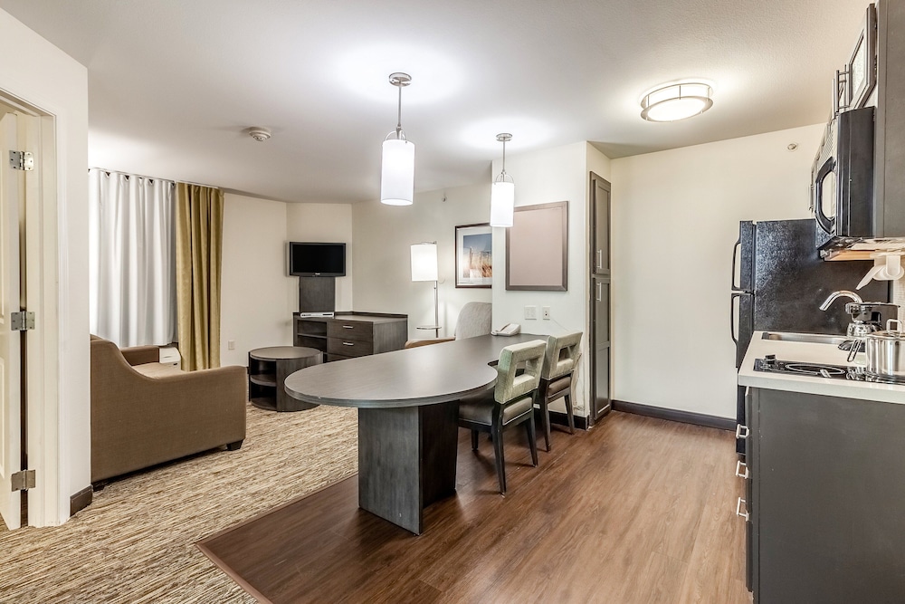 Candlewood Suites Lincoln by IHG - photo 13