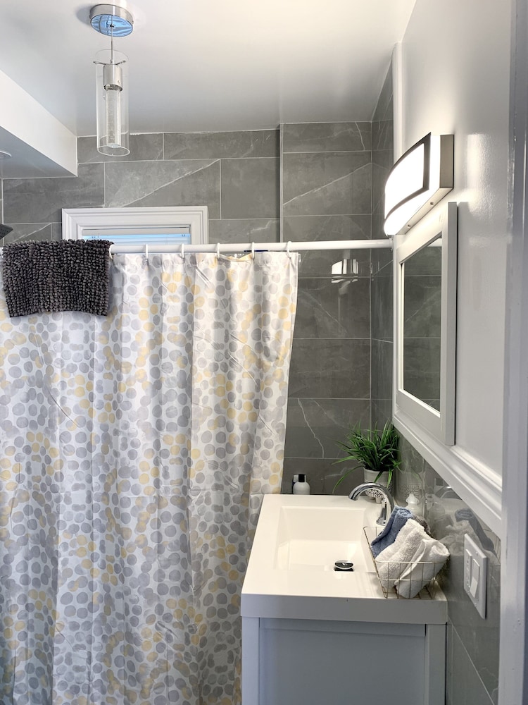 The Horseshoe Falls Villa 6BR Free Parking Minutes From Falls & Casino - photo 21