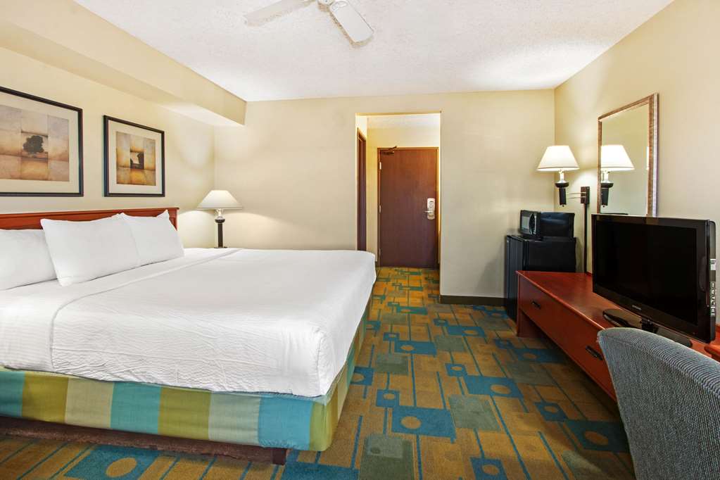 La Quinta Inn & Suites by Wyndham Albuquerque Journal Ctr NW - photo 11