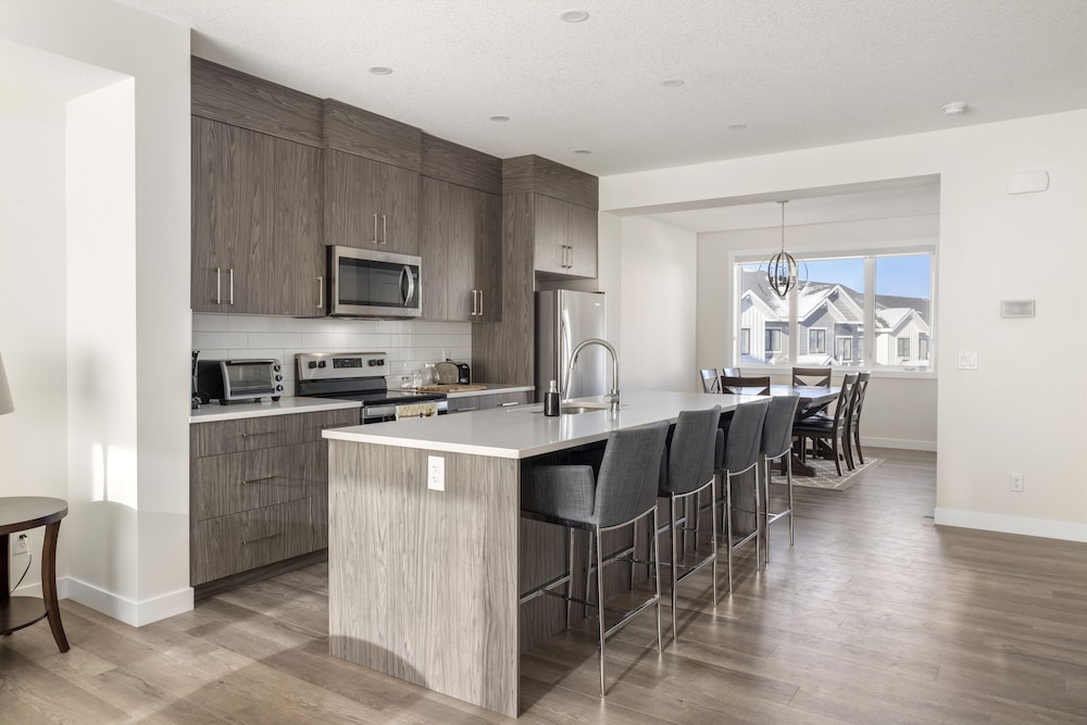 Modern Beautiful Calgary Home — 4-Star Luxury Hotel in Calgary, Canada