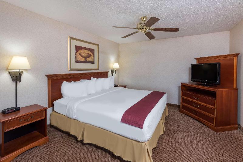 Seasons Inn and Suites Highland - photo 20