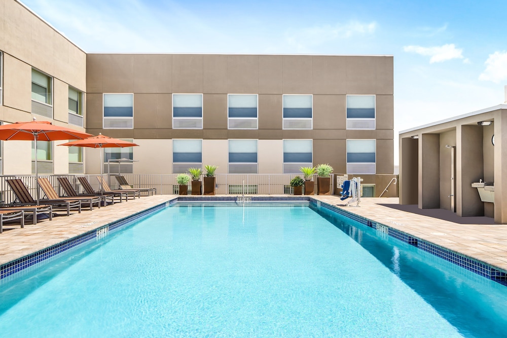 Holiday Inn Express Cruise Airport