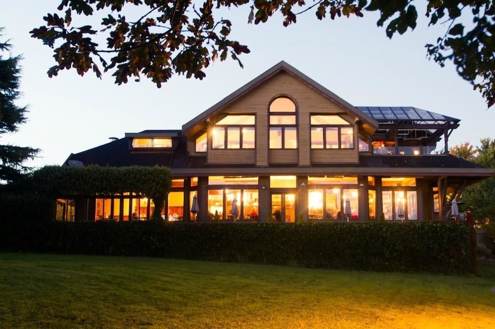 Spinnakers Brew Pub & Guest Houses