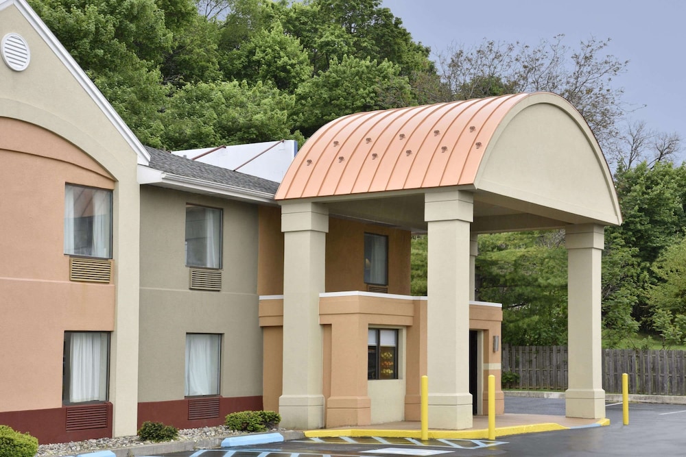Howard Johnson Hotel & Suites by Wyndham Allentown Dorney - photo 48