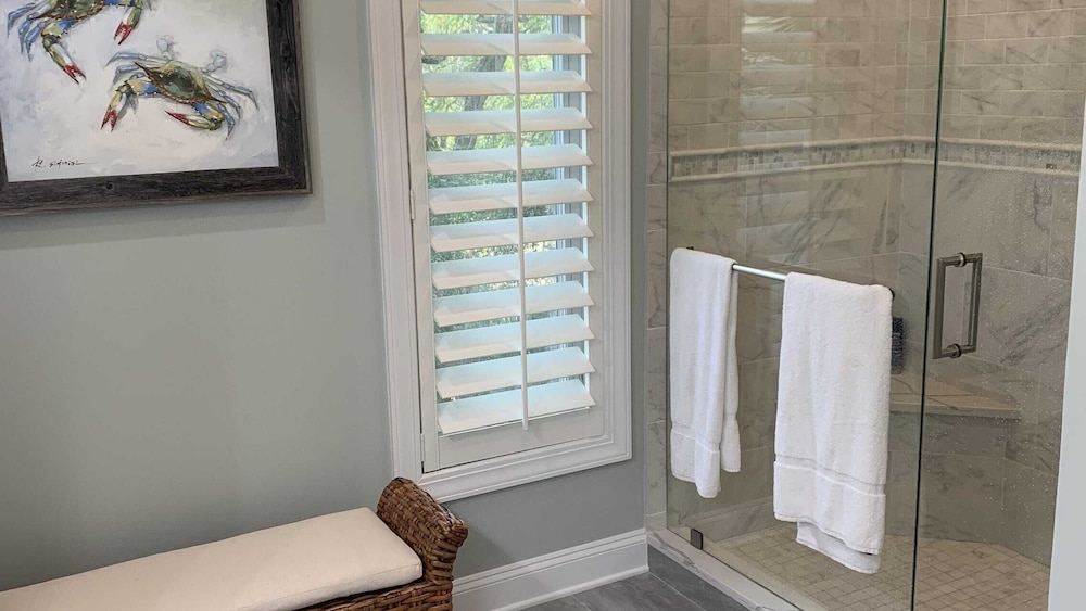 28 Beachwood West by Avantstay Close to Beach Multiple Decks & Private Pool in Isle Of Palms, United States