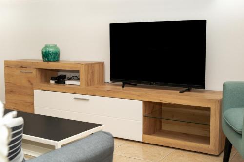 Olivia Mackenzie 2 Bedroom Flat with Pool