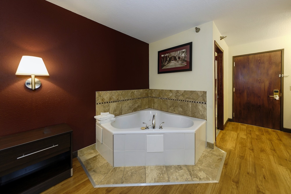 Red Roof Inn Osage Beach Lake of the Ozarks - photo 23