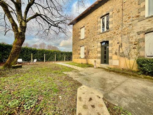 Lescinqsuites 12 Couchages Dabnb in Limoges, France