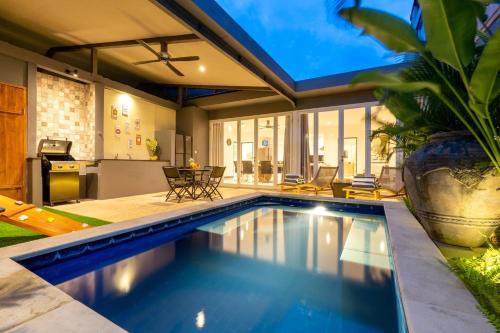 Central 3bd Modern Villa with Private Pool and Play Area — 4-Star Luxury Hotel in Kerobokan, Indonesia