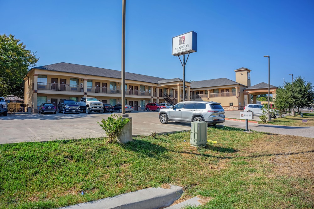 Moulton Inn & Suites By OYO Near Shiner TX pet-friendly hotel Moulton