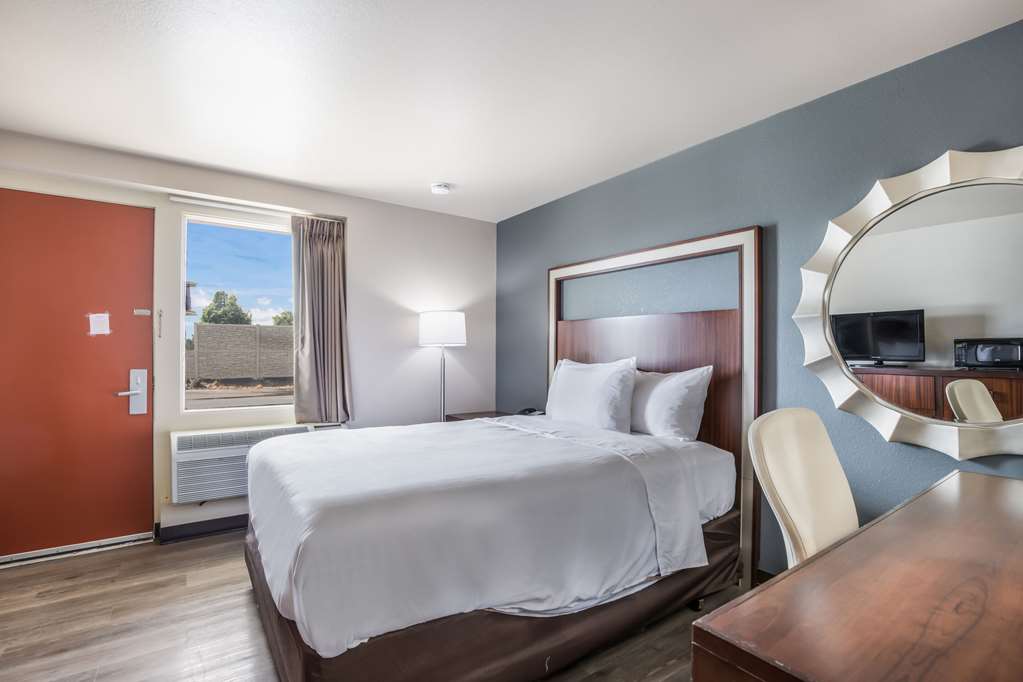 Econo Lodge Neenah - photo 20