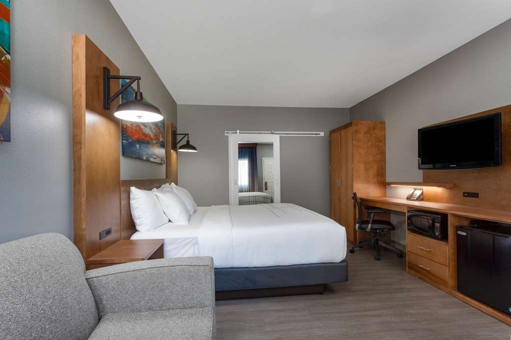 La Quinta Inn & Suites by Wyndham Ft. Myers Sanibel Gateway - photo 27