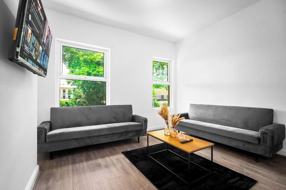 Apartment 1 Bedroom Sleeps6 Parking — 4-Star Luxury Hotel in Birmingham, United Kingdom