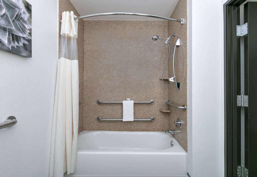 La Quinta Inn & Suites by Wyndham Fort Worth NE Mall - photo 13