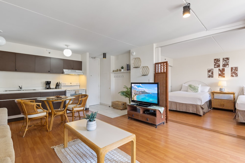 Spacious and Comfortable Ocean View Waikiki Banyan Condo FREE Parking by Koko Resort Vacation Rentals - photo 18