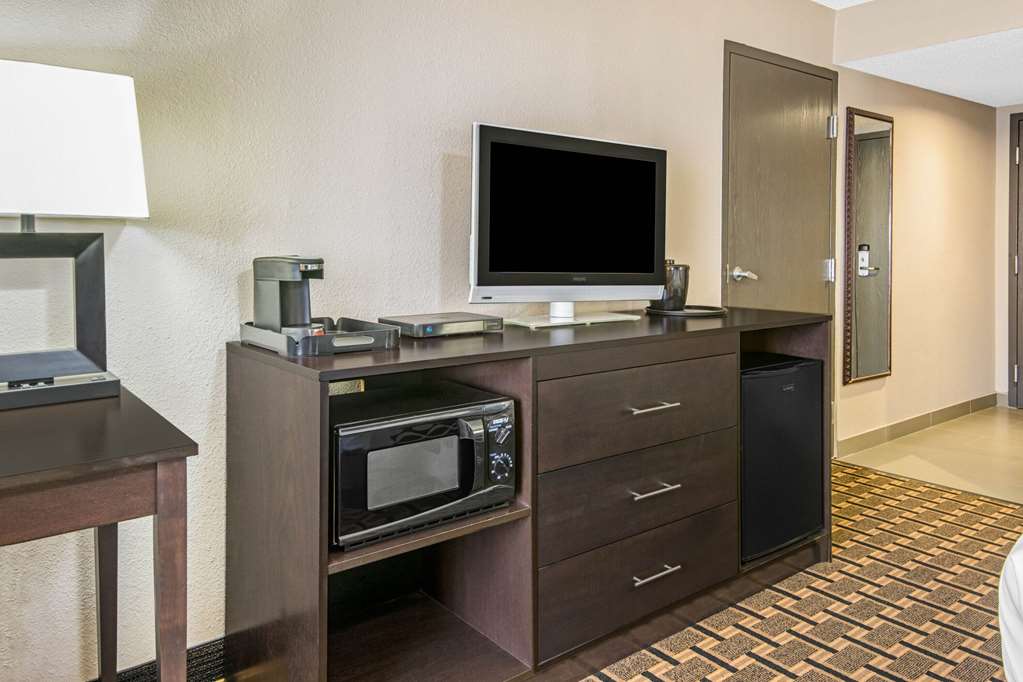 La Quinta Inn & Suites by Wyndham Denison N. Lake Texoma - photo 18