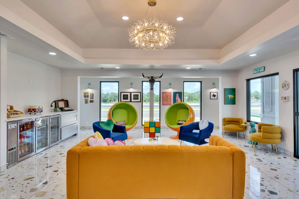 Hotel Mccoy College Station Art Libations Pool Society — College Station