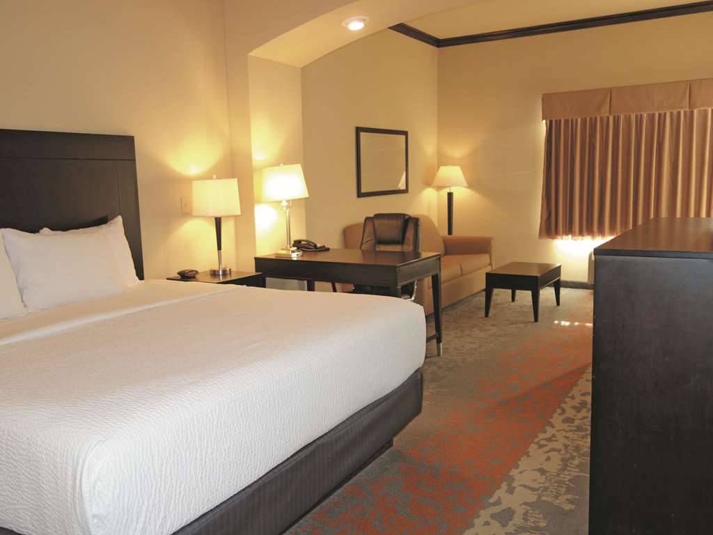 La Quinta Inn & Suites by Wyndham Eastland - photo 21