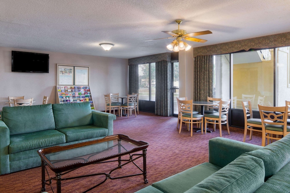 Super 8 by Wyndham Savannah - photo 27