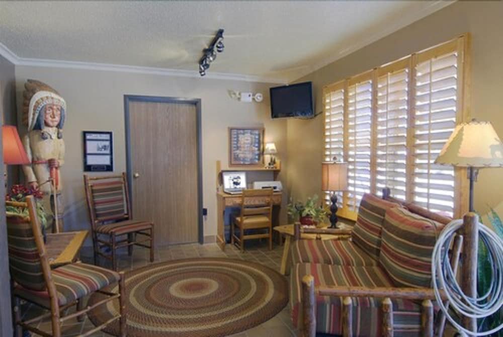 Covered Wagon Motel - photo 2