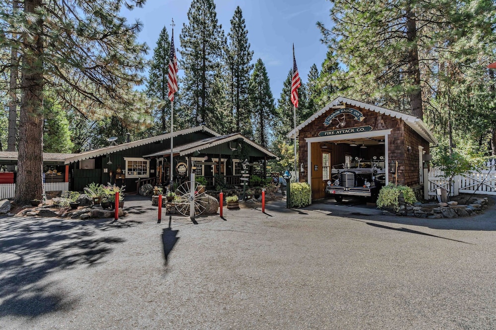 Narrow Gauge Inn in Oakhurst, United States