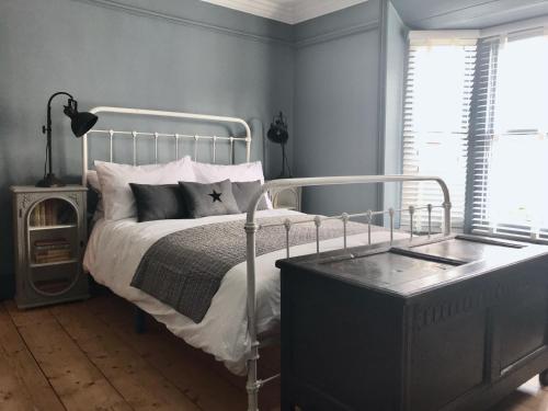 Stunning seaside cottage seconds from beach by Whitstable Holidays Fig Cottage — 4-Star Luxury Hotel in Whitstable, United Kingdom