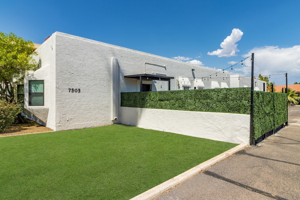 Luna & Stellar by Avantstay Modern Artist's Loft Buyout w 10 Brs Patio & Billiards - photo 12