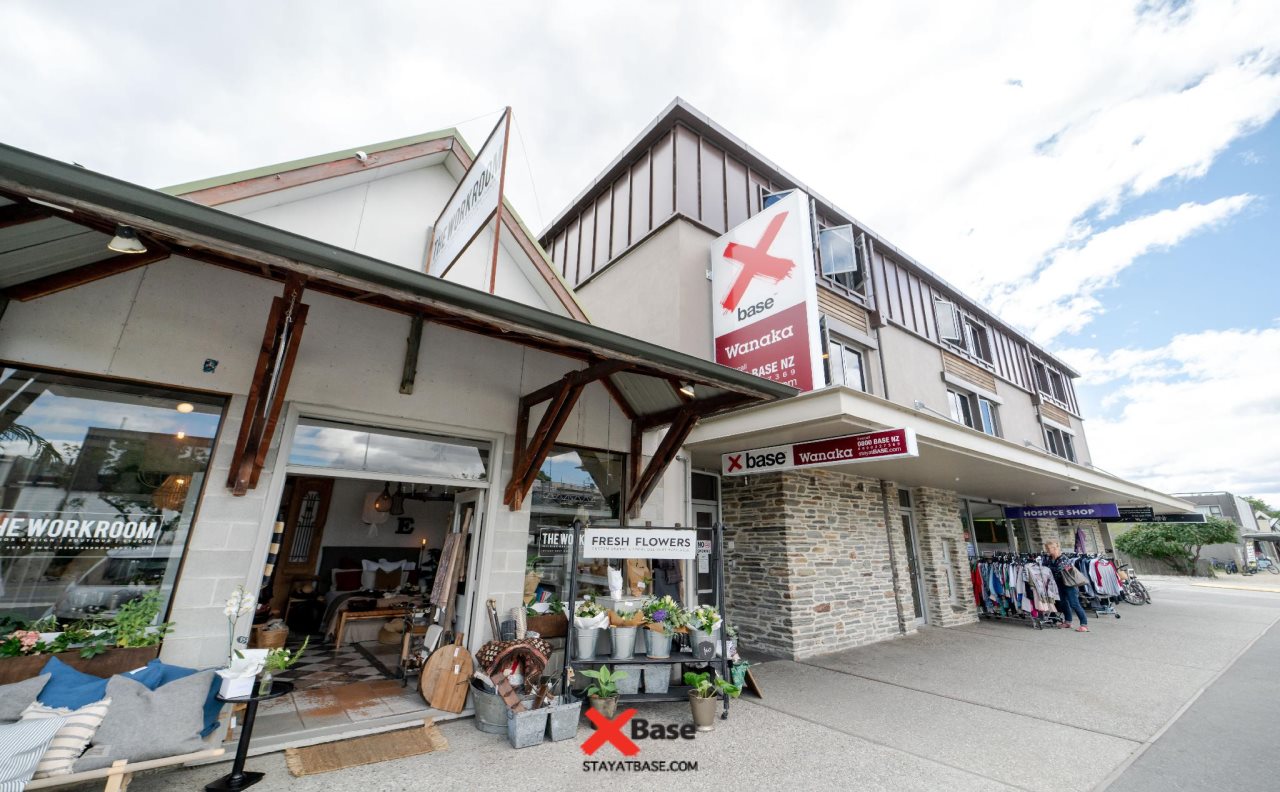 Base Backpackers Wanaka — 5-Star Luxury Hotel in Wanaka, New Zealand