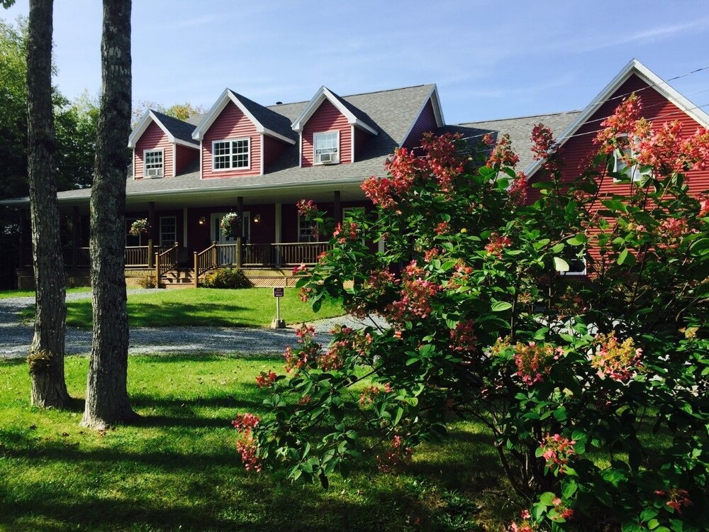 Snowflake Manor Bed & Breakfast — 4-Star Luxury Hotel in Halifax, Canada