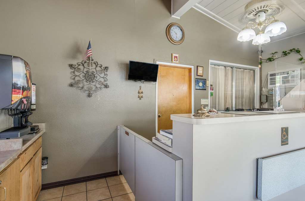 Econo Lodge Inn & Suites Yreka - photo 4