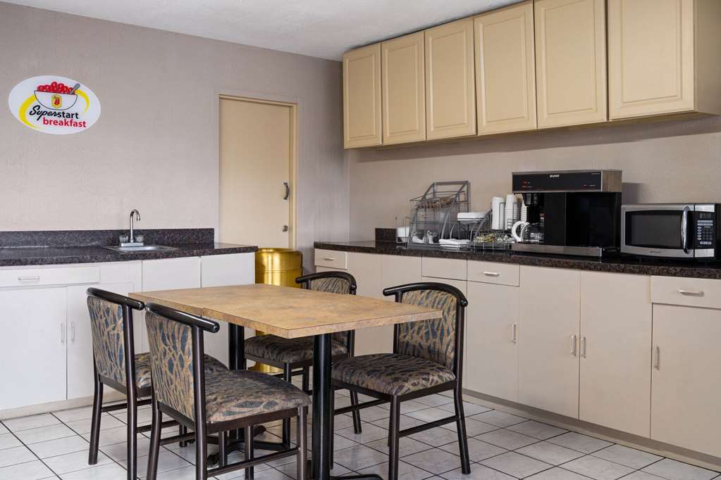 Super 8 by Wyndham Youngstown Girard - photo 26