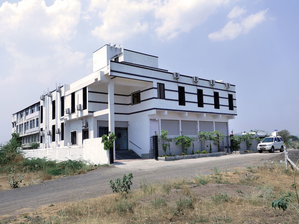 Oyo 12810 Hotel Iris