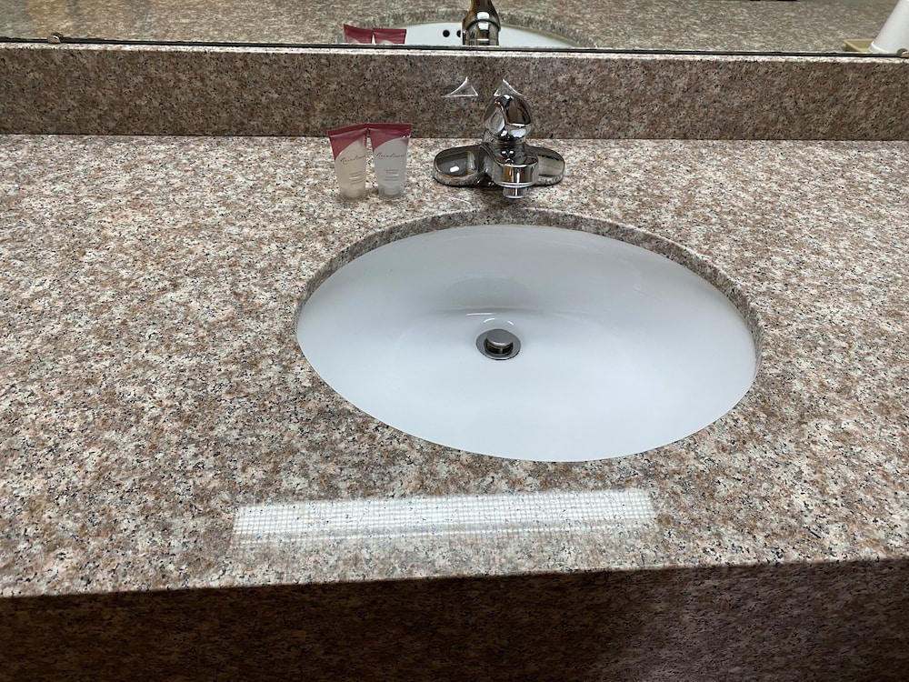 Harrisonville Inn & Suites - photo 15