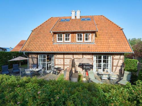 Fachwerkhäuser Seedorf Haushälfte Sophie Charlott mit Kamin und Terrasse — 4-Star Luxury Hotel in Ostseebad Sellin, Germany